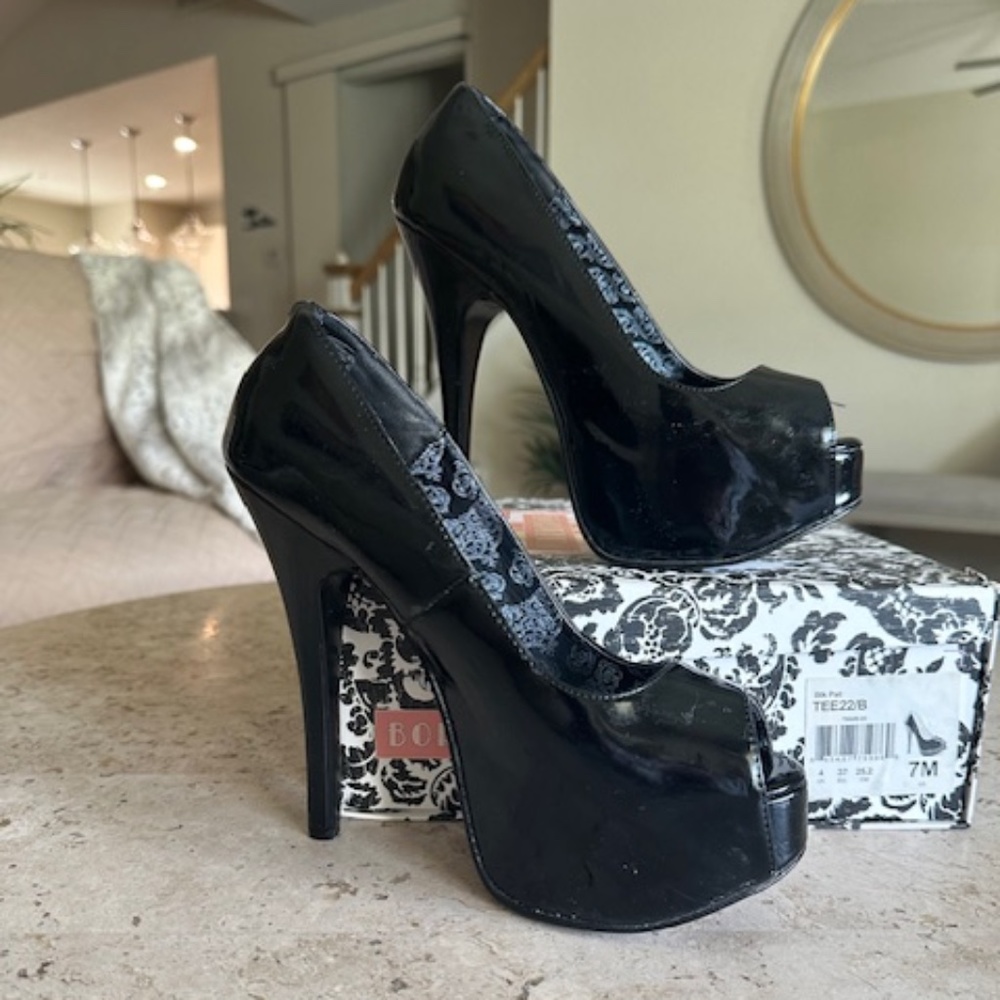 Bordello black size 7 platforms